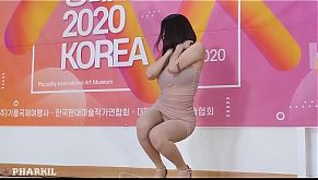 公众号【91公社】韩国女团户外紧身肤色透视包臀裙走光热舞